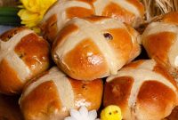 Perfect Hot Cross Buns Recipe for Soft, Spiced, Glazed Buns