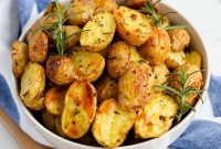 Crispy Garlic and Rosemary Roasted Potatoes Recipe