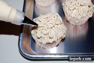 Piped frosting noodles