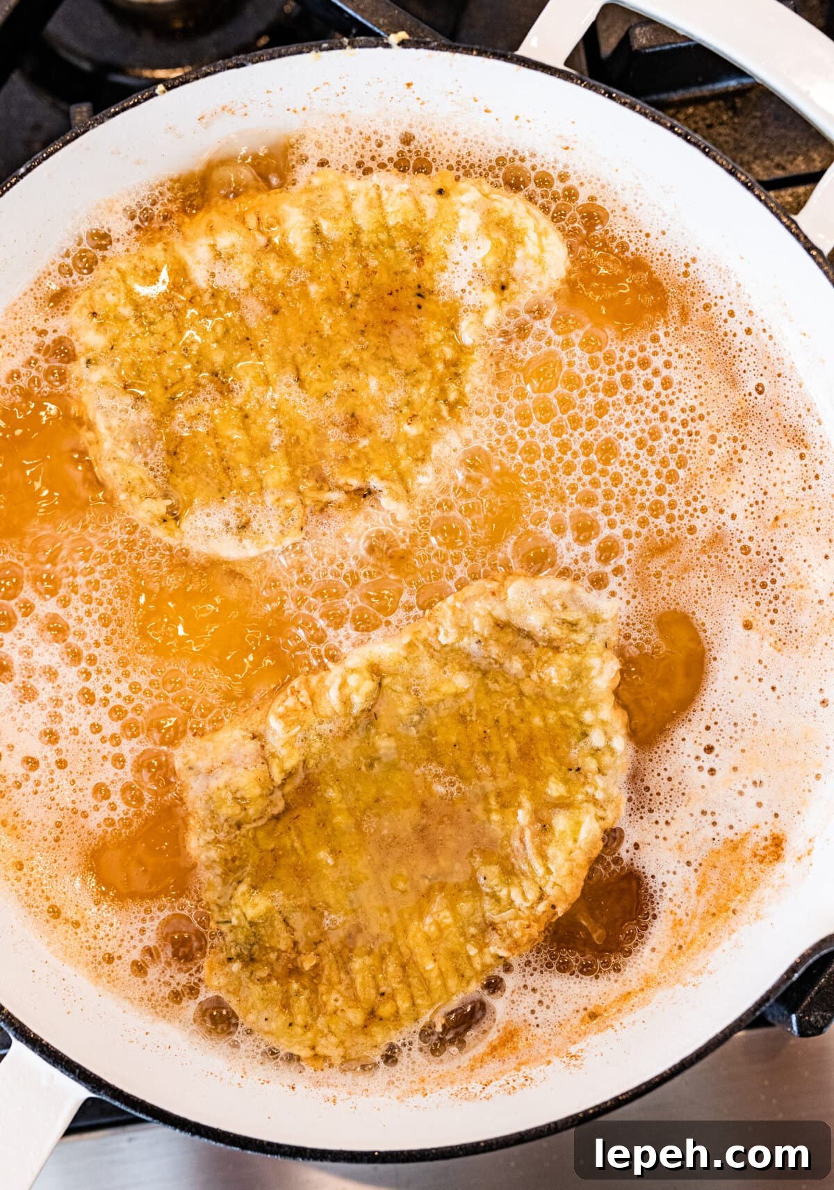 Frying pork chops in oil on both sides.