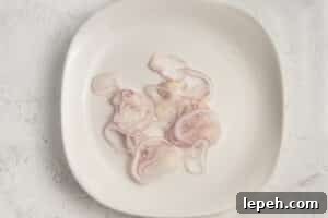 Picture of plate with sliced shallot.