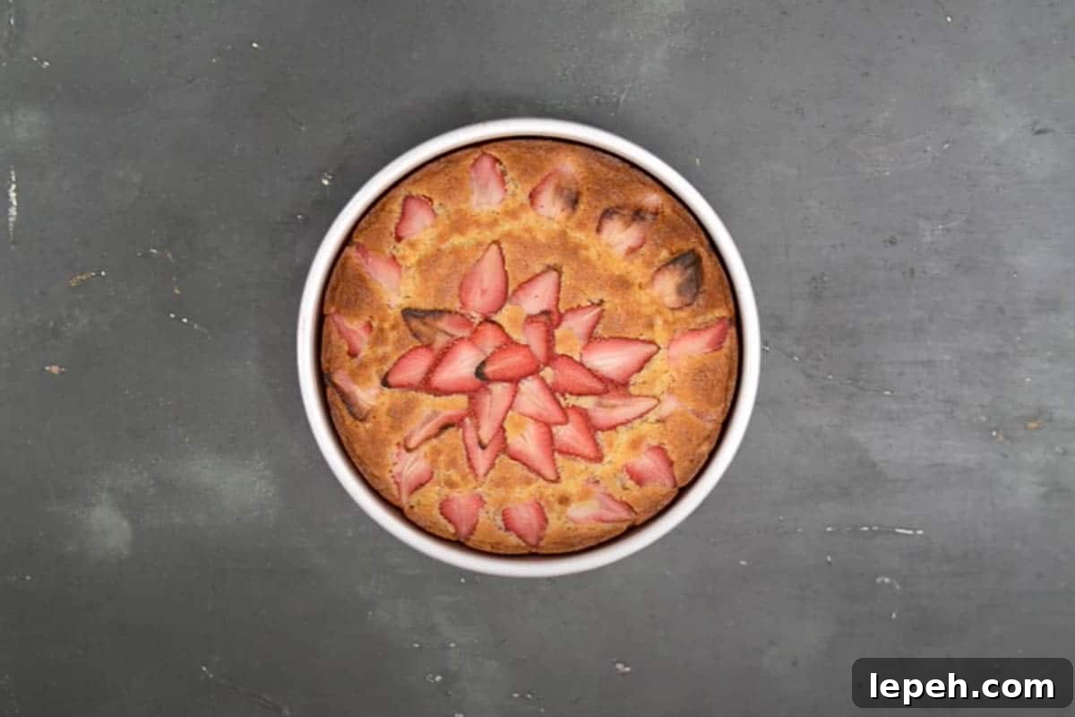Ready strawberry cake.