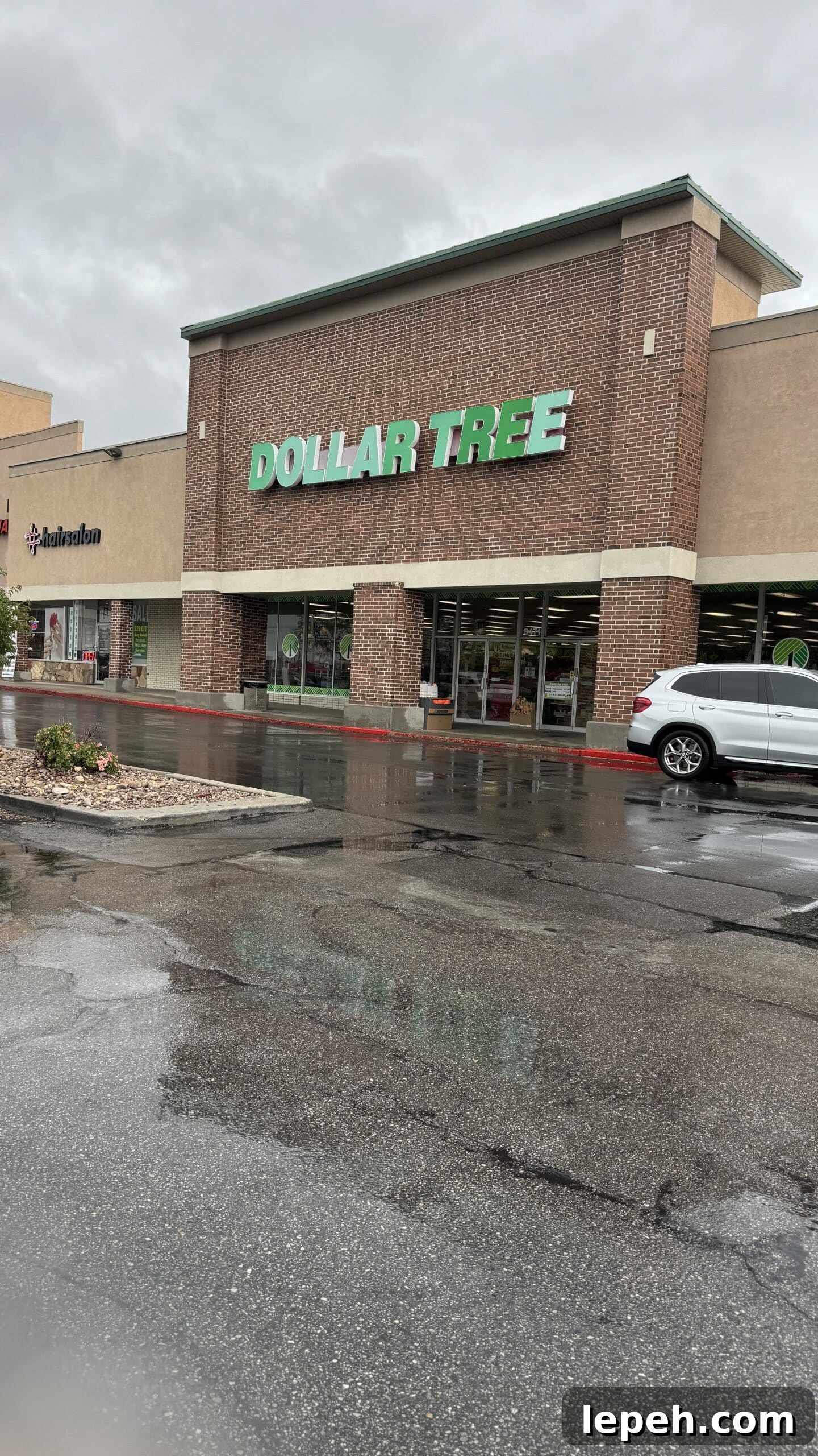 front exterior of dollar tree store
